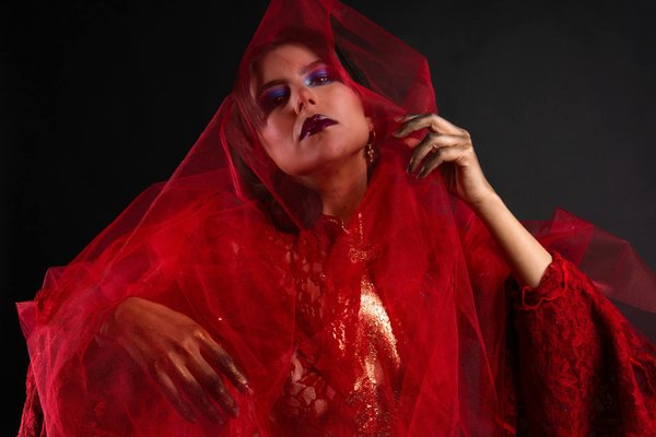 Quels sont les secrets pour porter des robes à col roulé sans alourdir la silhouette?