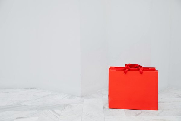 Quels sont les bienfaits de la marche pieds nus sur les différentes surfaces pour la santé des pieds ?